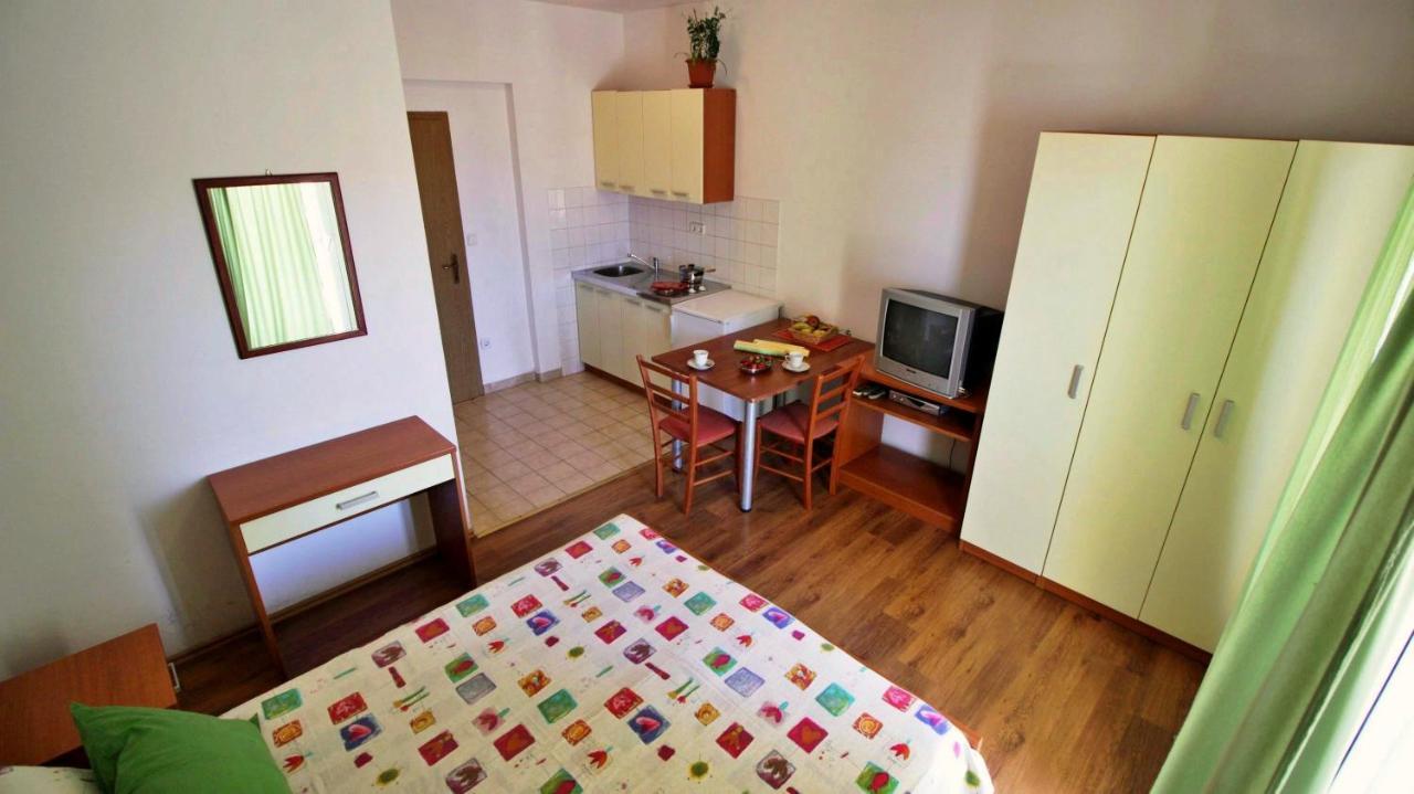 Apartments Marko Nemira 奥米什 外观 照片