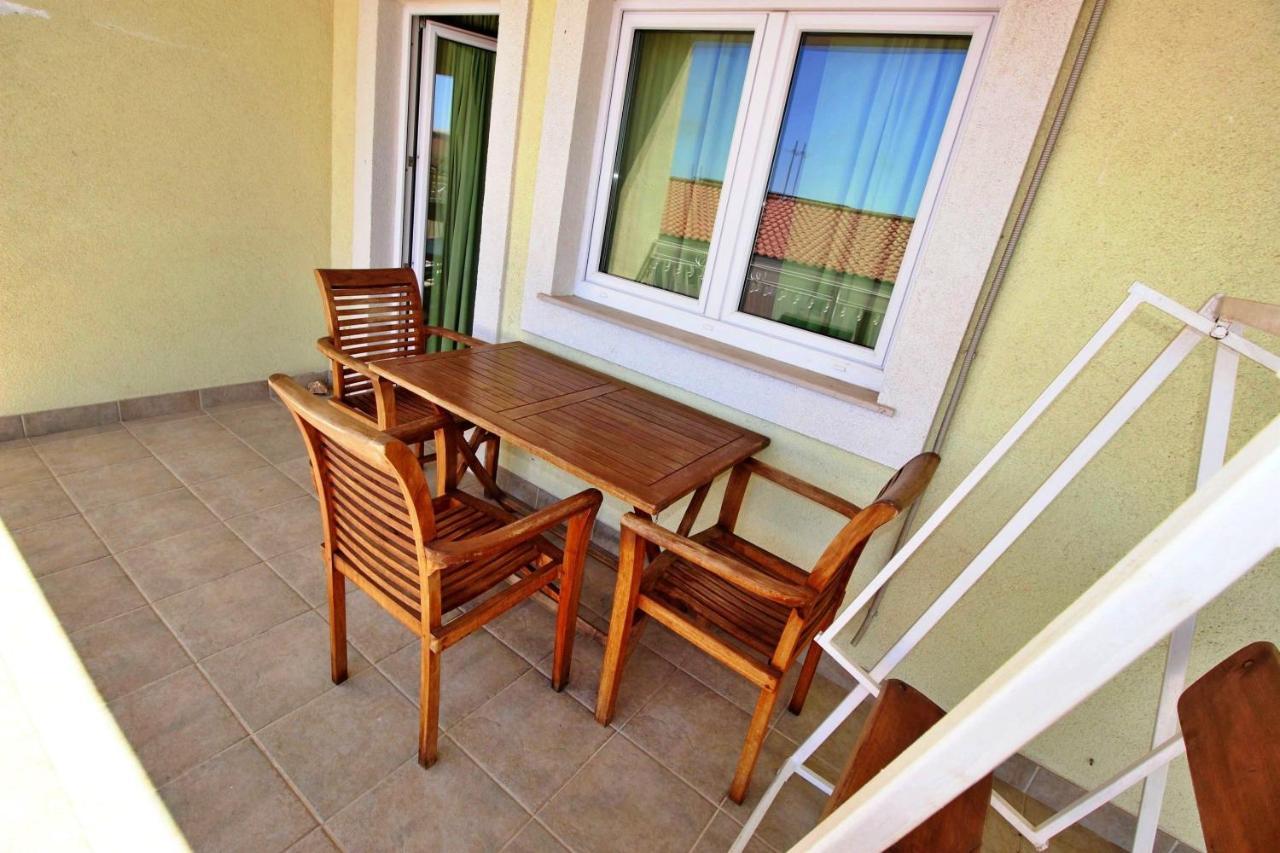 Apartments Marko Nemira 奥米什 外观 照片