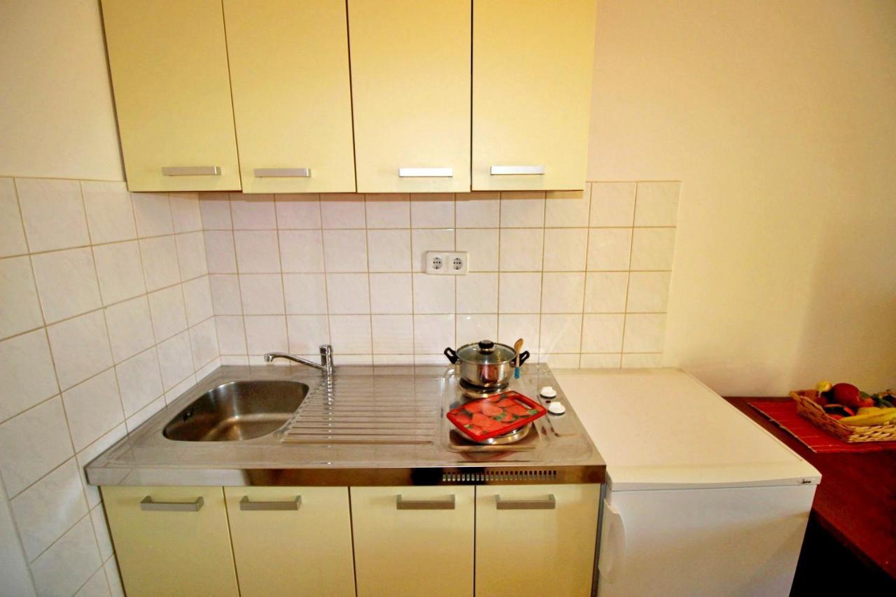 Apartments Marko Nemira 奥米什 外观 照片