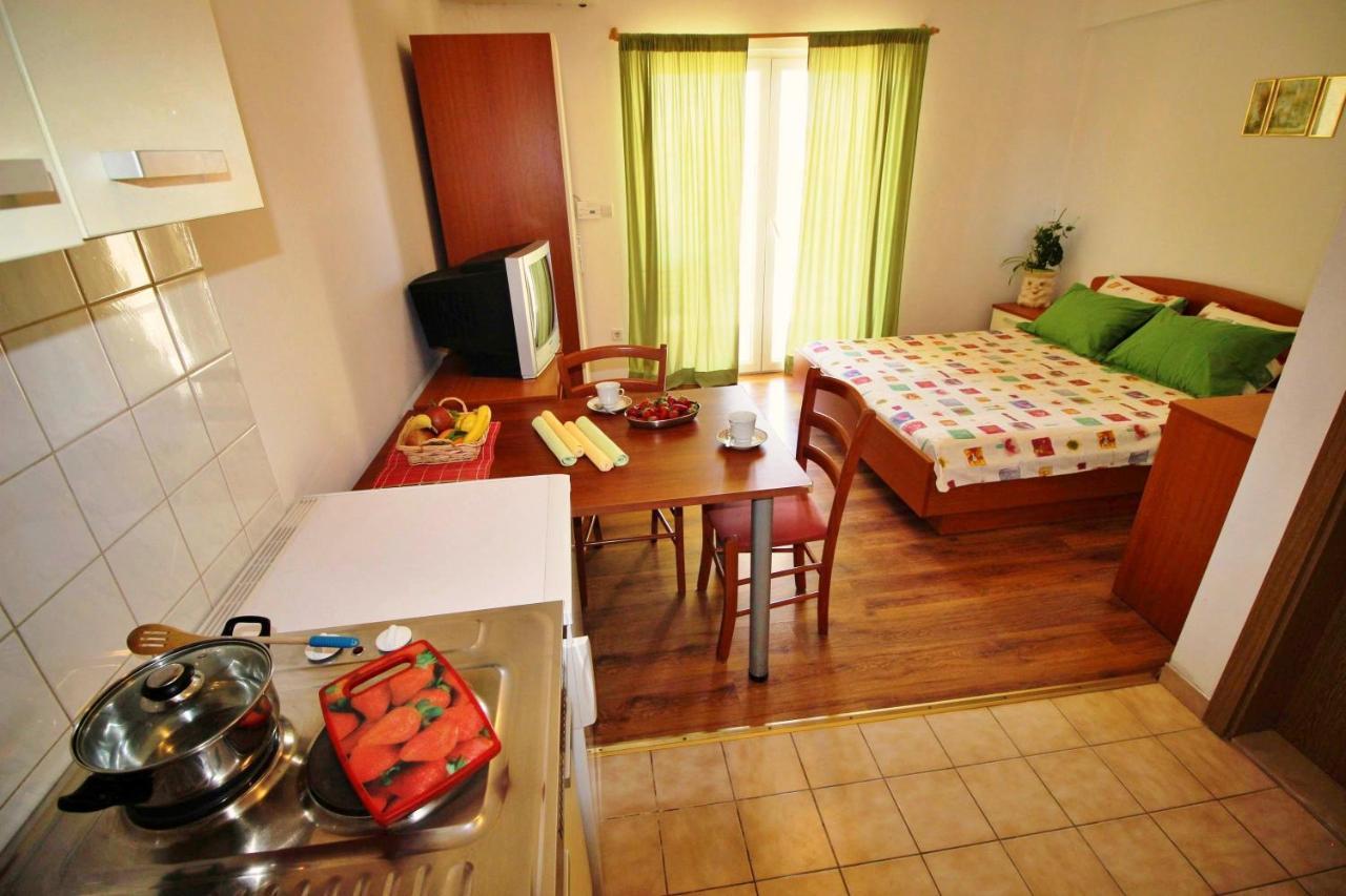 Apartments Marko Nemira 奥米什 外观 照片