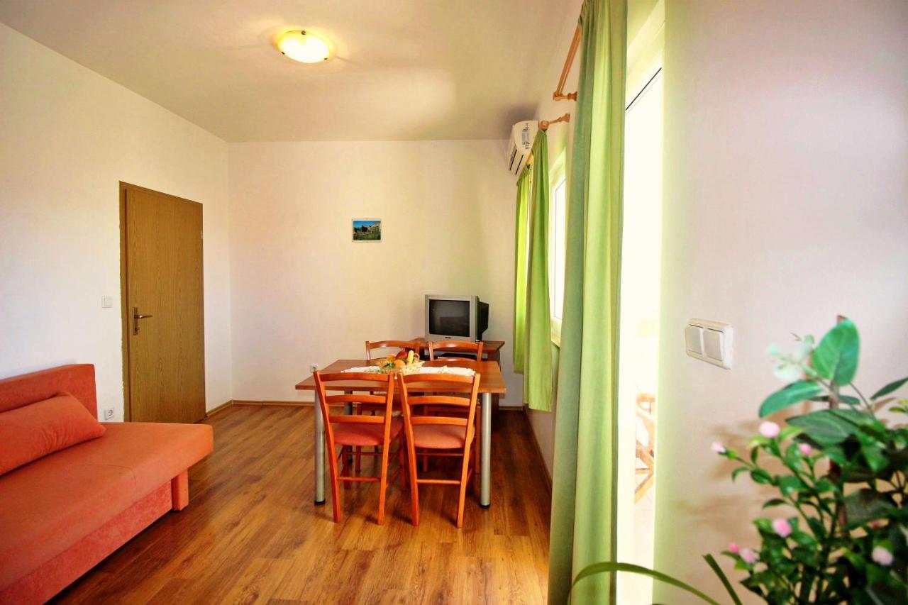 Apartments Marko Nemira 奥米什 外观 照片