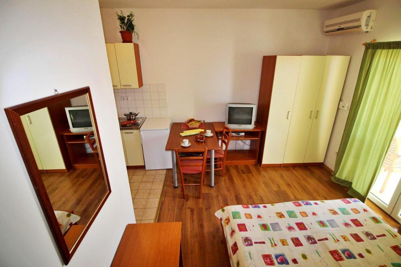 Apartments Marko Nemira 奥米什 外观 照片