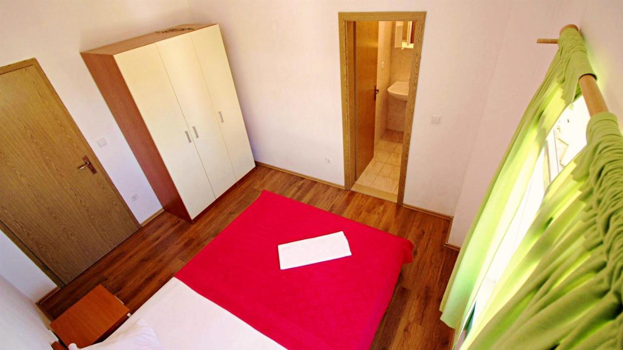 Apartments Marko Nemira 奥米什 外观 照片