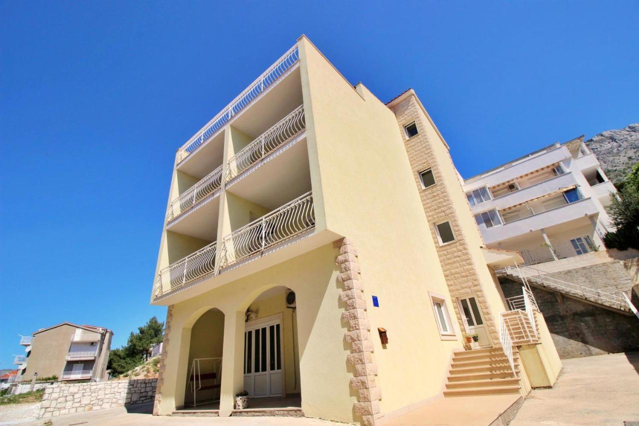 Apartments Marko Nemira 奥米什 外观 照片