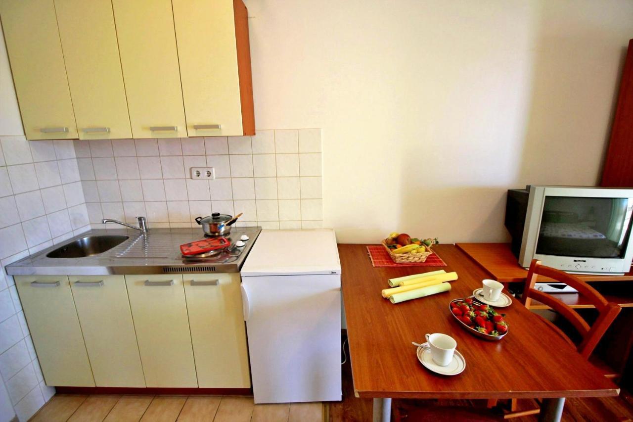Apartments Marko Nemira 奥米什 外观 照片