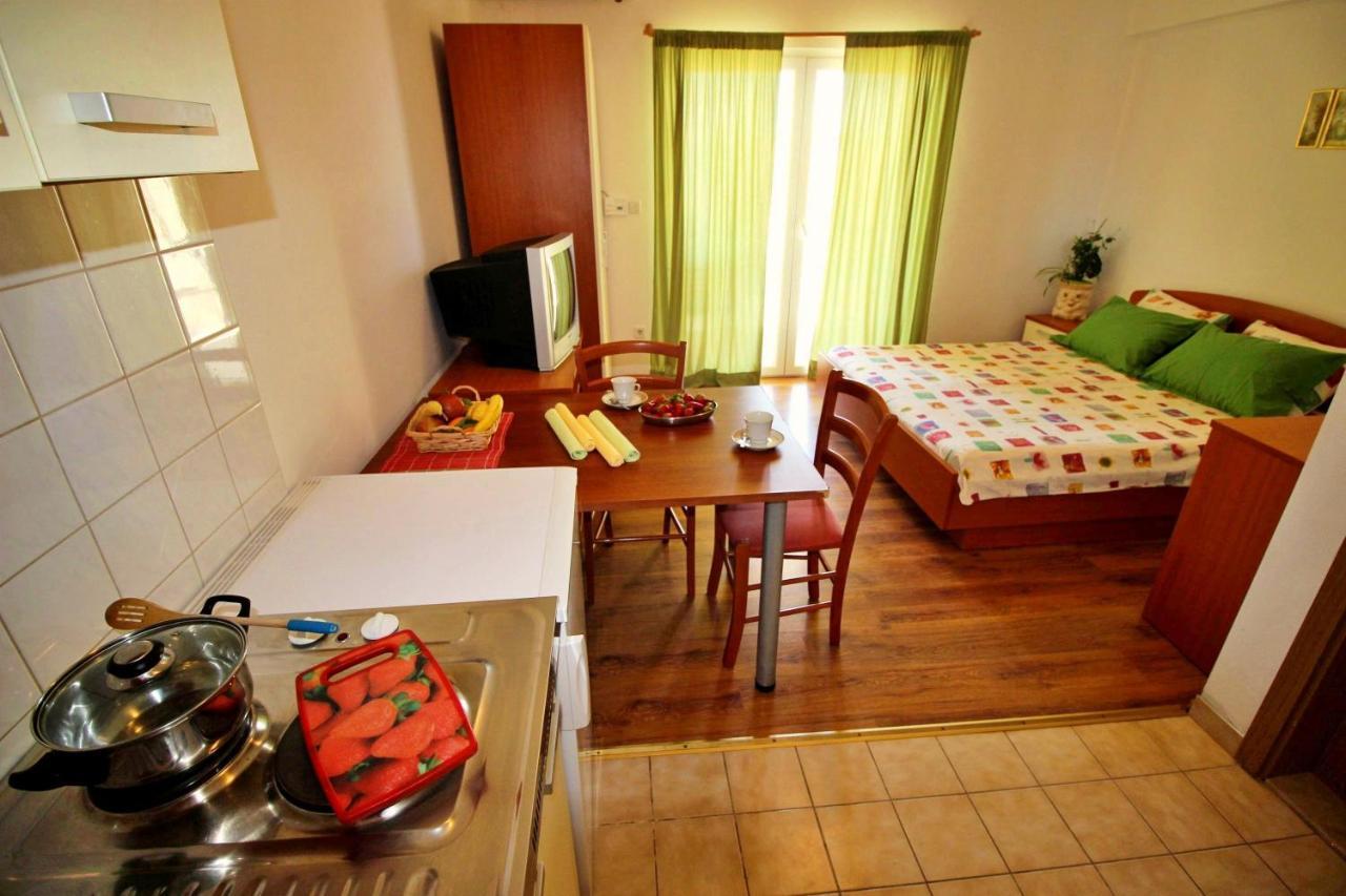 Apartments Marko Nemira 奥米什 外观 照片