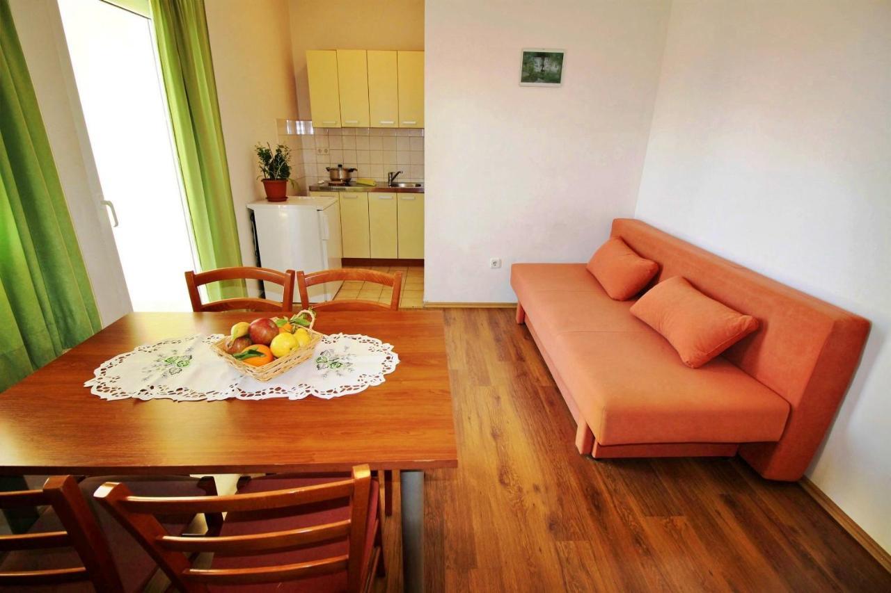 Apartments Marko Nemira 奥米什 外观 照片