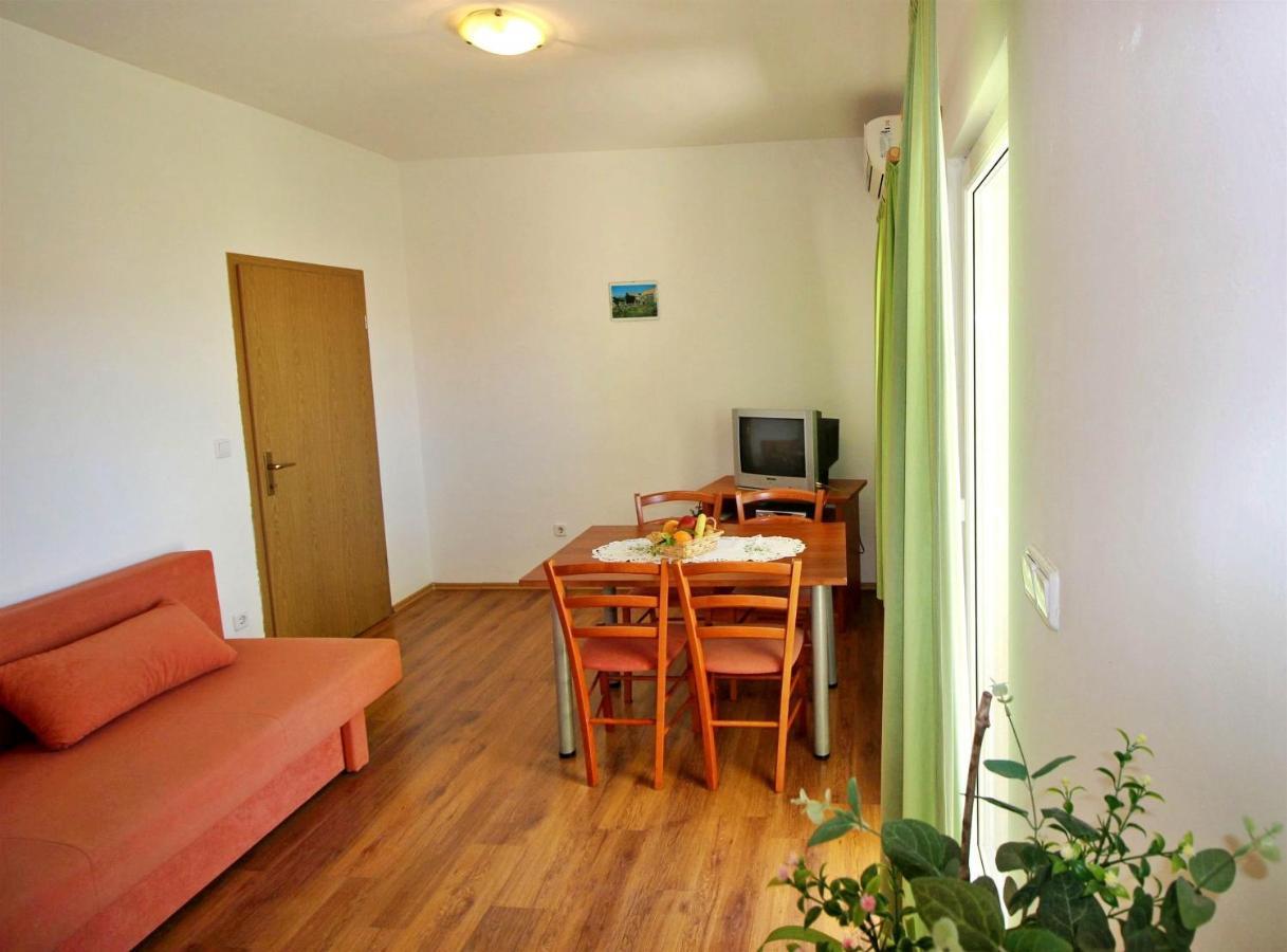 Apartments Marko Nemira 奥米什 外观 照片