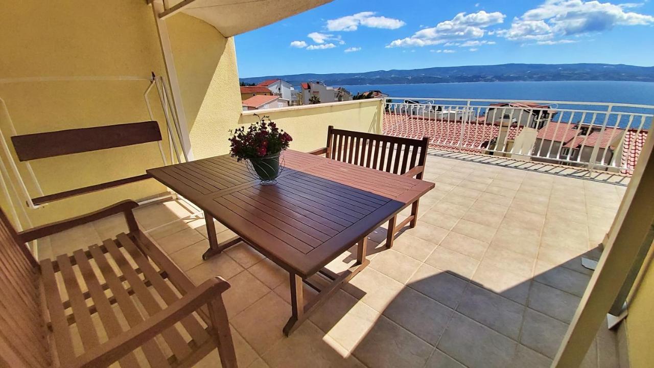 Apartments Marko Nemira 奥米什 外观 照片