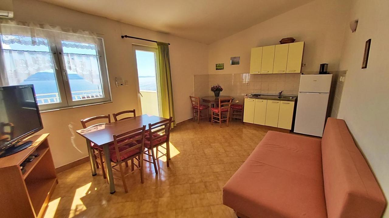 Apartments Marko Nemira 奥米什 外观 照片